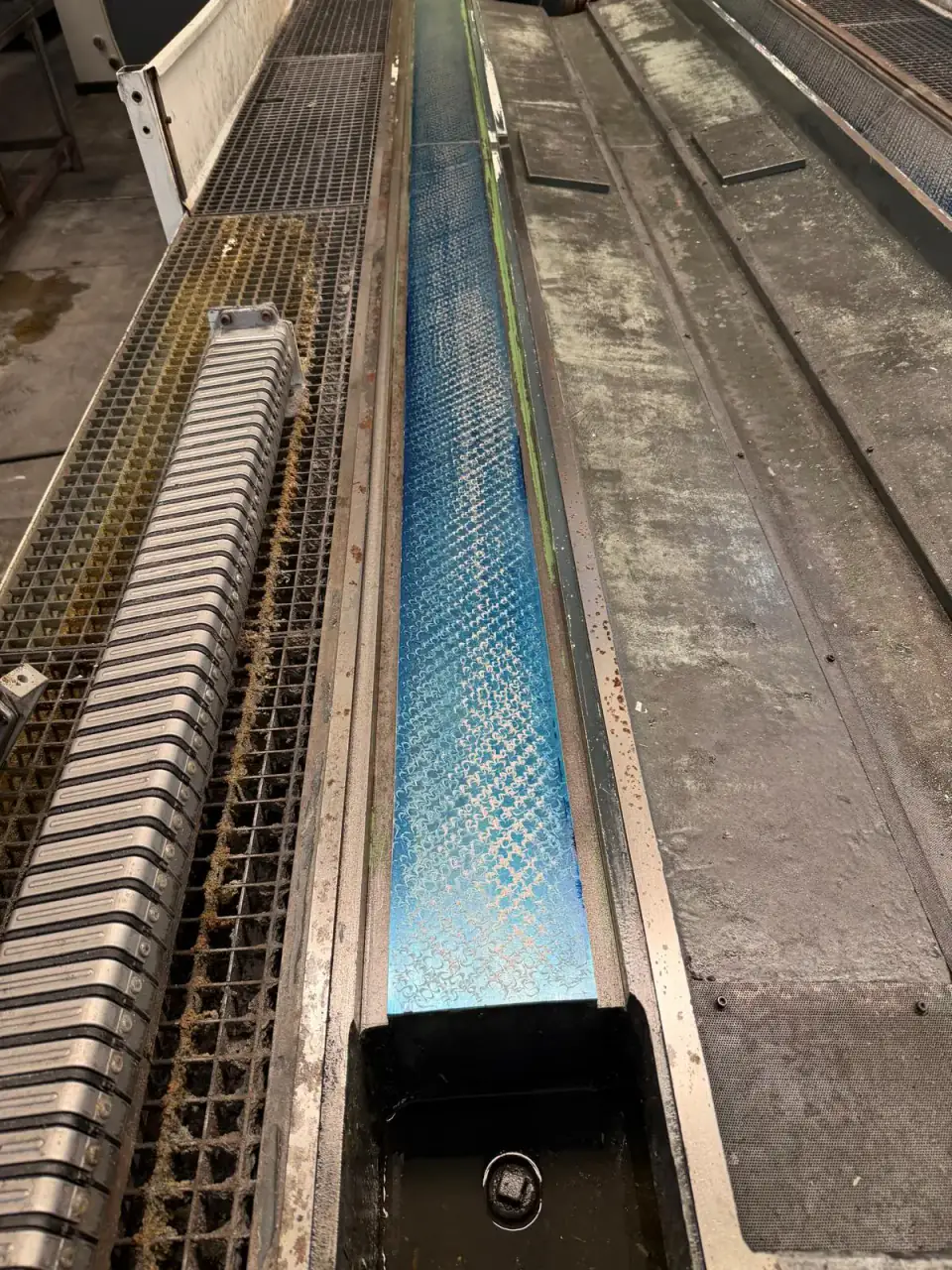 Frisch geschabte Führungsbahn, blau getuscht, mit dem gleichmäßigen Ölhaltemuster der Schabzüge.